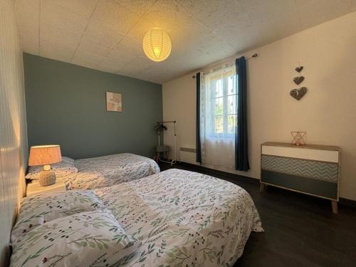 une chambre avec deux lits jumeaux et une fenêtre dans l'établissement Maison vignoble avec terrasse et BBQ à Saulcet, animaux admis - FR-1-489-544, à Saulcet