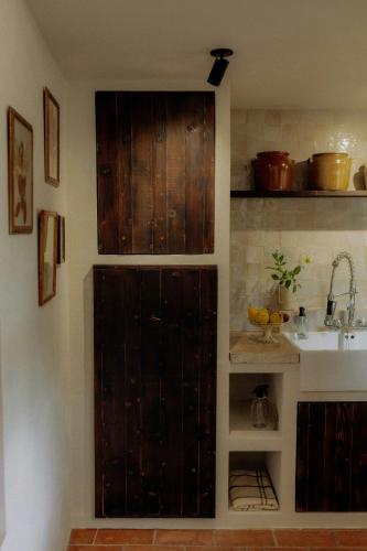 Η κουζίνα ή μικρή κουζίνα στο Cozy And Refined Retreat In The Heart Of Fanjeaux