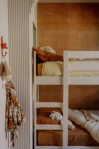 Ένα ή περισσότερα κρεβάτια σε δωμάτιο στο Cozy And Refined Retreat In The Heart Of Fanjeaux