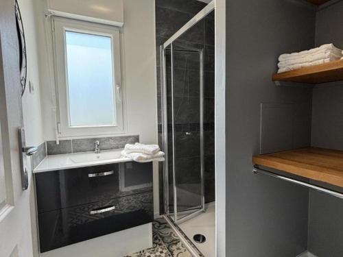 Kuchyň nebo kuchyňský kout v ubytování Chalet moderne au cœur de l'Allier - FR-1-489-582