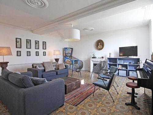 Μια τηλεόραση ή/και κέντρο ψυχαγωγίας στο Grande maison avec piscine couverte, flipper et charme industriel en pleine campagne - FR-1-497-46