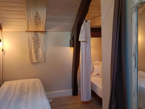 une chambre avec deux lits superposés dans une pièce dans l'établissement Gîte 6 pers avec piscine, terrasse et parc, idéal randos et détente - FR-1-489-436, à Arfeuilles