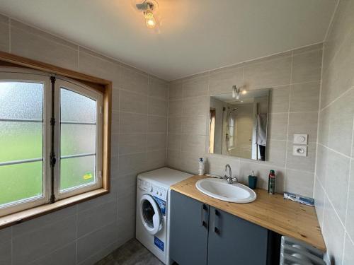 ein Badezimmer mit Waschmaschine und Waschbecken in der Unterkunft Gîte paisible à Saint-Léon, proche nature et randonnées - FR-1-489-518 in Saint-Léon