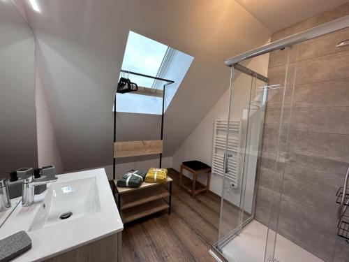 Un baño de Évasion rurale avec SPA et cheminée dans un gîte bourguignon - FR-1-489-539