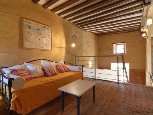 une chambre avec un lit et une table dans une pièce dans l'établissement Spacieuse longère Percheronne avec jardin et spa extérieur - FR-1-497-138, à Corbon