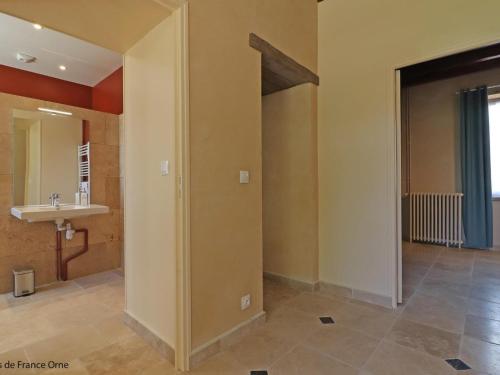 une salle de bain avec un lavabo et un miroir dans l'établissement Spacieuse longère Percheronne avec jardin et spa extérieur - FR-1-497-138, à Corbon