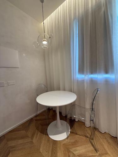 a white table in a room with a window at Saretta Luxury Suites in Cagliari