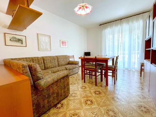 una sala de estar con un sofá y una mesa en Holiday Home in Caorle near Spiaggia Tartaruga, en Porto Santa Margherita