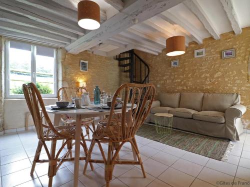 un salon avec une table, des chaises et un canapé dans l'établissement Maison rénovée au Haras avec WIFI, animaux acceptés - FR-1-497-236, à Gouffern en Auge