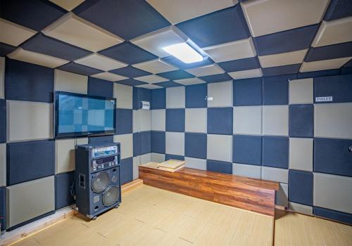 a room with a room with a television and a room with blue and white at Yongin Yejik Hanok Pension in Yongin