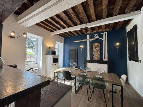 une salle à manger avec une table et des chaises dans l'établissement Gîte Pop Art Coloré, 6 pers, Proche Vichy - FR-1-489-519, à Montaigu-le-Blin