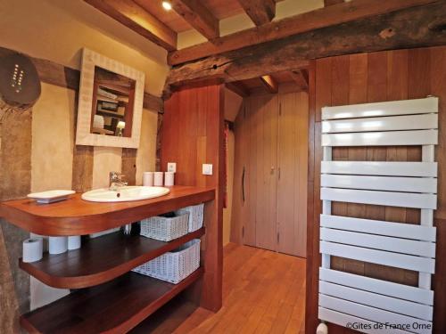 Bilik mandi di Chaumière typique avec jardin, animaux admis, WIFI inclus - FR-1-497-202