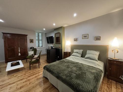a bedroom with a bed and a desk and a chair at Gîte de charme à Souvigny avec jardin et animaux acceptés - FR-1-489-583 in Souvigny