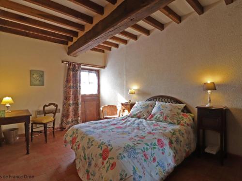 ein Schlafzimmer mit Bett, Schreibtisch und Fenster in der Unterkunft Charmante longère dans le Perche avec jardin et animaux admis - FR-1-497-218 in Bretoncelles