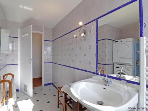 ein Badezimmer mit Waschbecken und Spiegel in der Unterkunft Charmante longère dans le Perche avec jardin et animaux admis - FR-1-497-218 in Bretoncelles