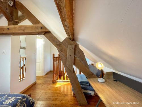 Postel nebo postele na pokoji v ubytování Maison de campagne avec spa, proche de vergers et cité médiévale, animaux acceptés, recharge électrique - FR-1-497-101