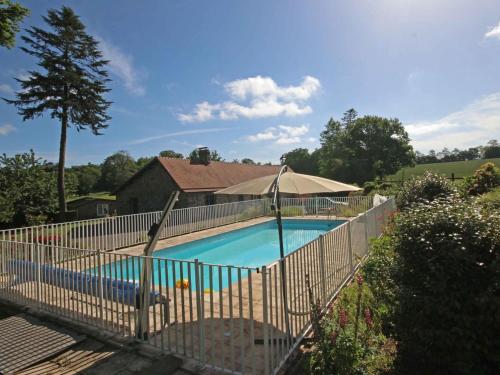 Πισίνα στο ή κοντά στο Longère avec Piscine Chauffée, Jardin et Vélos à Dispo - FR-1-497-4