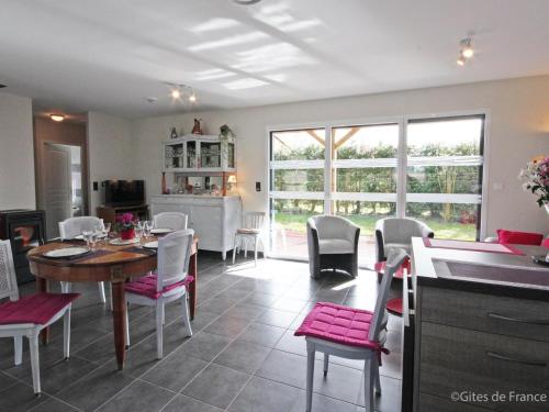 une cuisine et une salle à manger avec une table et des chaises dans l'établissement Écogîte confortable avec jardin clos, adapté PMR, proche de la forêt et de L'Aigle, jusqu'à 8 pers. - FR-1-497-23, à Saint-Martin-dʼÉcublei