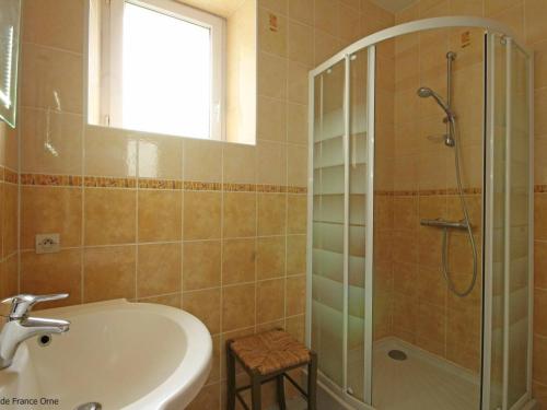 a bathroom with a sink and a shower at Maison indépendante avec jardin, haras et équipements tout inclus - FR-1-497-43 in Montabard