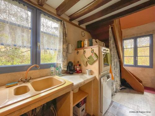 Dapur atau dapur kecil di Maison Normande avec Jardin, Terrasse et WIFI Inclus - FR-1-497-220