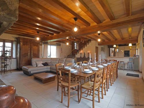 une grande salle à manger avec une longue table et des chaises dans l'établissement Maison Authentique avec Jeu de Société, Terrasse et Jardin, Idéale pour Tribu - FR-1-497-142, à Céaucé