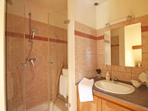 a bathroom with a shower and a sink at Charmant Gîte de Chasse avec Grand Jardin, WIFI, Cheminée, et Confort Moderne - Animaux Acceptés - FR-1-497-166 in Le Chêne dʼAuvilliers