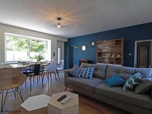 un salon avec un canapé et une salle à manger dans l'établissement Maison campagne, rénovée 2020, jardin privé, internet rapide, équipements loisirs, Véhicules OK, animaux acceptés. - FR-1-497-133, à Joué-du-Plain