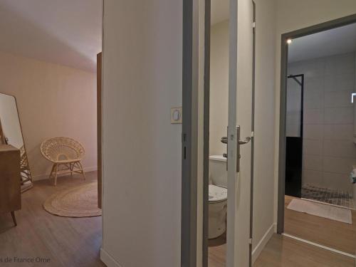 Ένα μπάνιο στο Maison campagne, rénovée 2020, jardin privé, internet rapide, équipements loisirs, Véhicules OK, animaux acceptés. - FR-1-497-133
