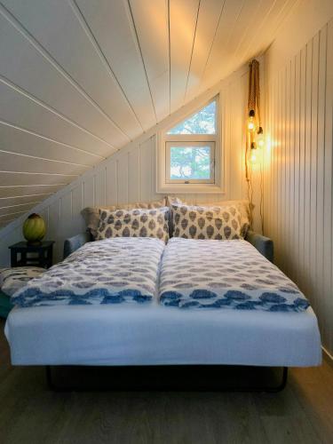 Ένα ή περισσότερα κρεβάτια σε δωμάτιο στο Coastal Cabin With Panoramic Views In Fredrikstad
