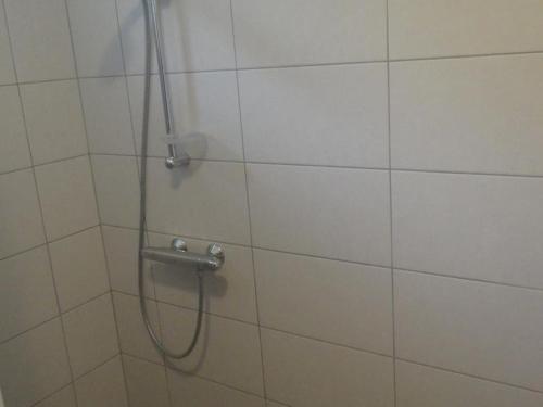 a shower with a hose in a bathroom at Maison de campagne près de Chambord, 3 chambres, cheminée, terrasse, proche forêt et pistes cyclables - FR-1-491-431 in Bracieux