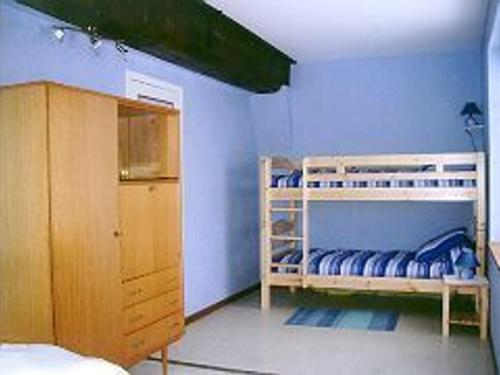 a bedroom with two bunk beds and a blue wall at Maison de campagne près de Chambord, 3 chambres, cheminée, terrasse, proche forêt et pistes cyclables - FR-1-491-431 in Bracieux