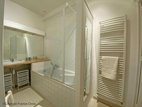 a bathroom with a shower and a tub and a sink at Maison de charme rénovée, grand jardin, au calme, proche nature et châteaux historiques, animaux admis - FR-1-497-198 in Saint-Christophe-le-Jajolet