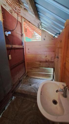 une salle de bain avec toilettes et lavabo dans l'établissement Cabaña Privada en San Blas, à Waisalatupo