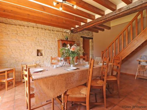 une salle à manger avec une longue table et des chaises dans l'établissement Maison de caractère avec jardin, idéale pour famille, animaux acceptés, randonnée, loisirs à proximité - FR-1-497-161, à Saint-Germain-de-Martigny
