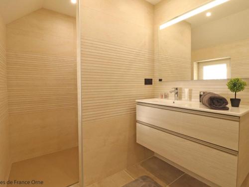 a bathroom with a shower and a sink at Maison de caractère avec jardin, idéale pour famille, animaux acceptés, randonnée, loisirs à proximité - FR-1-497-161 in Saint-Germain-de-Martigny