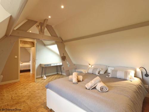 Una cama o camas en una habitación de Longère avec jardin, spa et tennis - Vue sur haras - FR-1-497-221