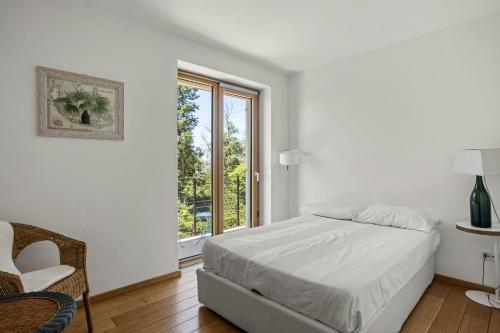 Ένα ή περισσότερα κρεβάτια σε δωμάτιο στο Lake Bracciano Villa With Private Beach