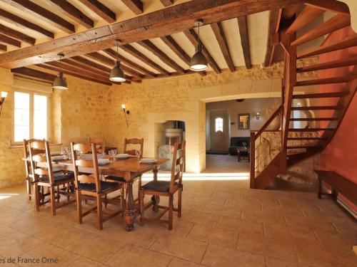 une salle à manger avec une table et des chaises en bois dans l'établissement Maison de charme avec spa, jardin clos, télétravail, proche Bellême et Mortagne au Perche - FR-1-497-168, à Le Pin-la-Garenne