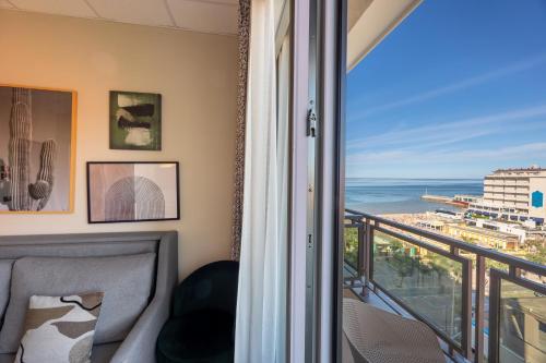 a room with a balcony with a view of the ocean at Charlie in Pesaro in Pesaro