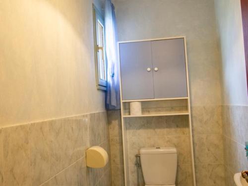 a bathroom with a toilet and a cabinet and a window at Maison familiale rénovée avec jardin, idéale pour 6 pers., proche forêt et activités, animaux acceptés - FR-1-616-4 in Saint-Michel-de-Double