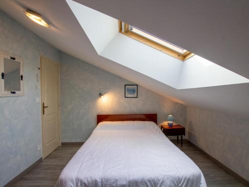 a bedroom with a large white bed in a room at Maison familiale rénovée avec jardin, idéale pour 6 pers., proche forêt et activités, animaux acceptés - FR-1-616-4 in Saint-Michel-de-Double