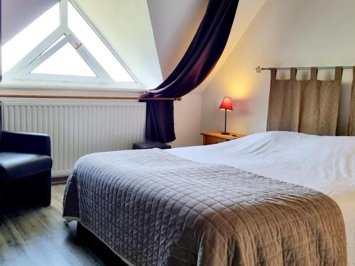 a bedroom with a bed and a window at Gîte confortable à la ferme avec WIFI et animaux admis - FR-1-510-229 in Météren
