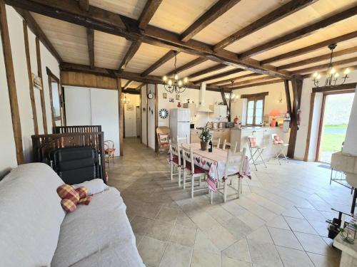 Afbeelding uit fotogalerij van Charmante maison périgourdine avec cheminée et vue campagne, animaux acceptés - FR-1-616-106 in Mazeyrolles