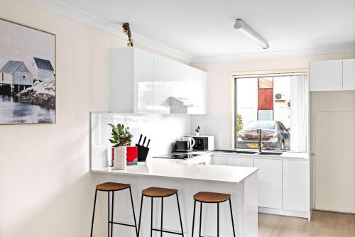 Serene Single Room in Canley Vale - Steps to Train & Local Dining - Shared Bathroomにあるキッチンまたは簡易キッチン