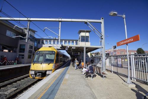 Serene Single Room in Canley Vale - Steps to Train & Local Dining - Shared Bathroomの宿泊客