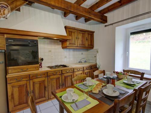 Dapur atau dapur kecil di Gîte au calme avec terrasse, BBQ, ping-pong, rando/VTT, proche St-Bonnet-le-Château, wifi gratuit - FR-1-496-122