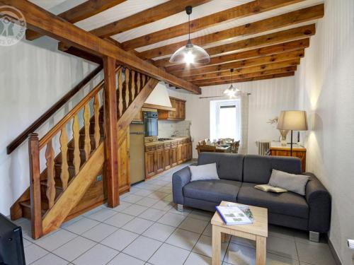 Ruang duduk di Gîte au calme avec terrasse, BBQ, ping-pong, rando/VTT, proche St-Bonnet-le-Château, wifi gratuit - FR-1-496-122