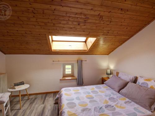 Katil atau katil-katil dalam bilik di Gîte au calme avec terrasse, BBQ, ping-pong, rando/VTT, proche St-Bonnet-le-Château, wifi gratuit - FR-1-496-122
