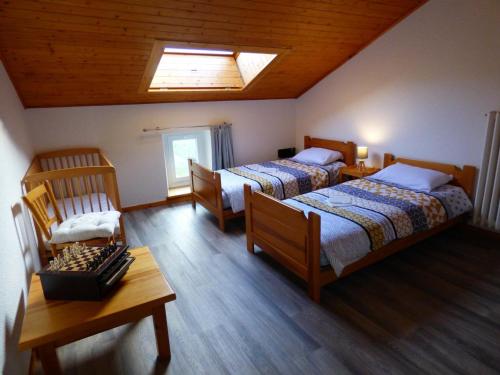 Katil atau katil-katil dalam bilik di Gîte au calme avec terrasse, BBQ, ping-pong, rando/VTT, proche St-Bonnet-le-Château, wifi gratuit - FR-1-496-122