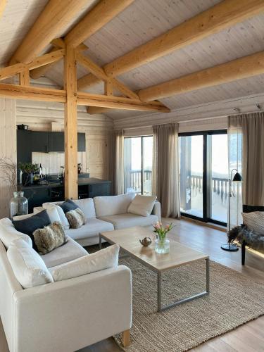 Ruang duduk di Bright And Modern Cabin, With Great Mountain View